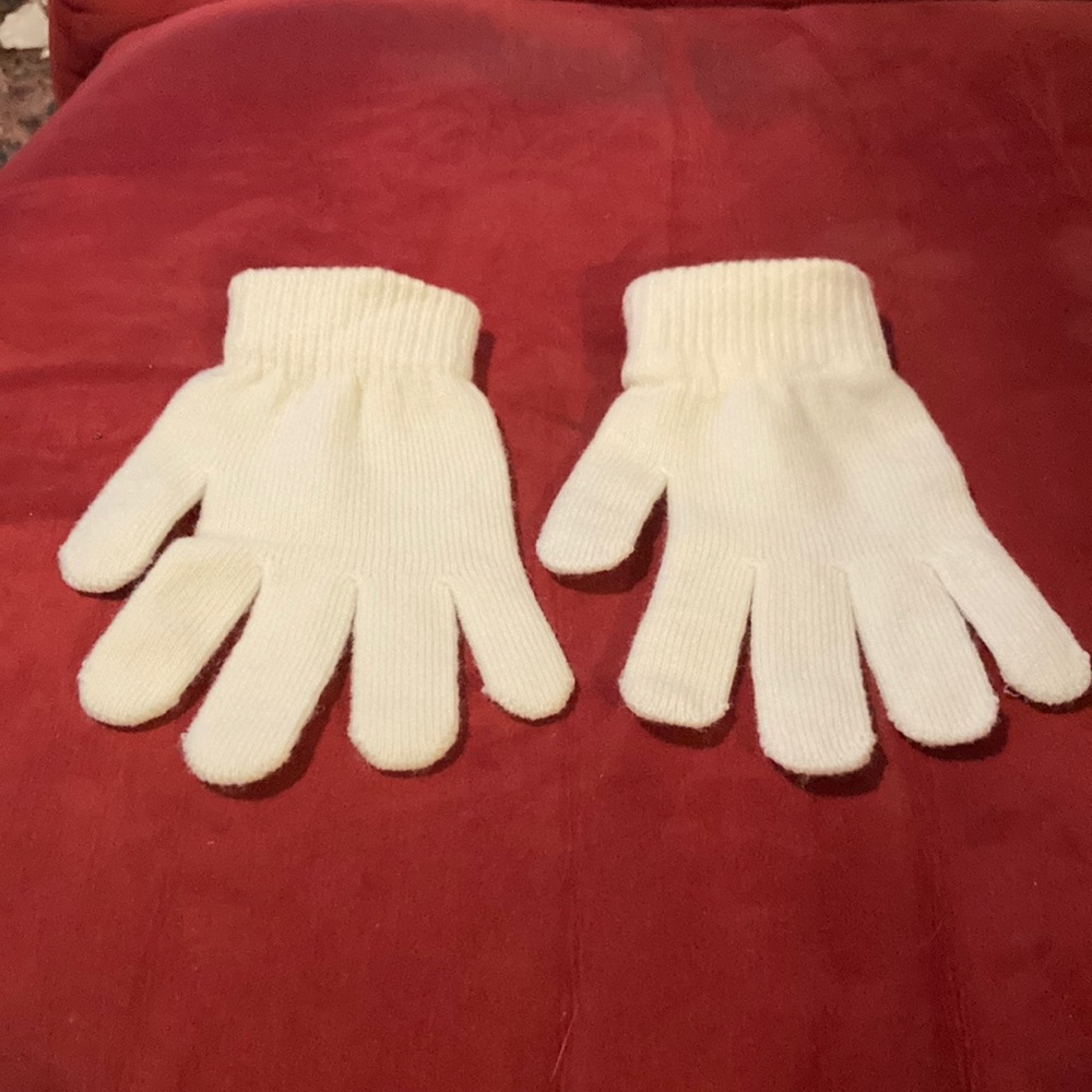 Ladies one size cream color gloves 81 percent acrylic 18 percent polyester